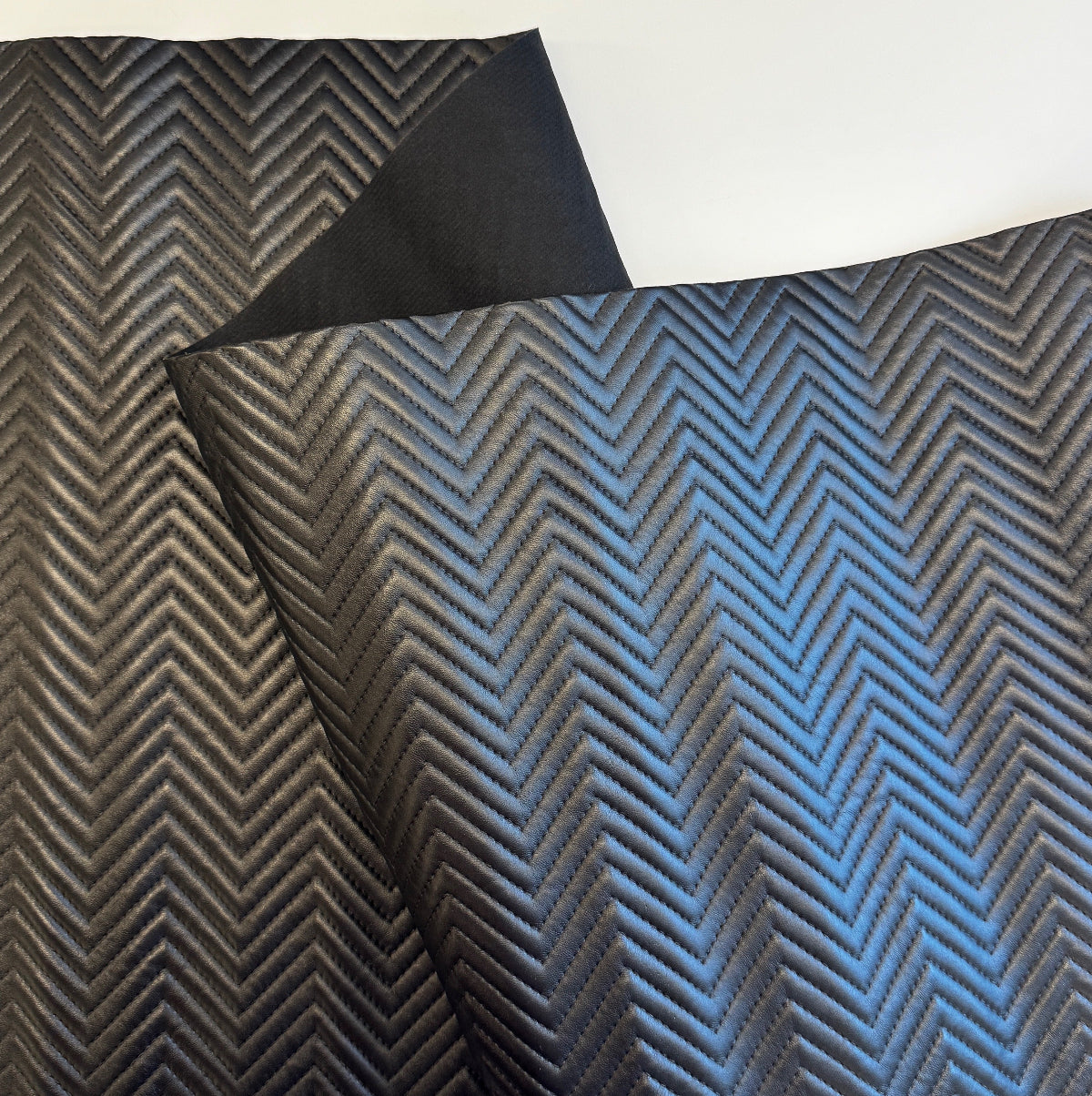 PREQUILTED CHEVRON Vinyl Black
